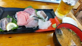 保田漁協直営 鮮魚食堂 ばんや　生ビール　あら汁　刺身６点盛り